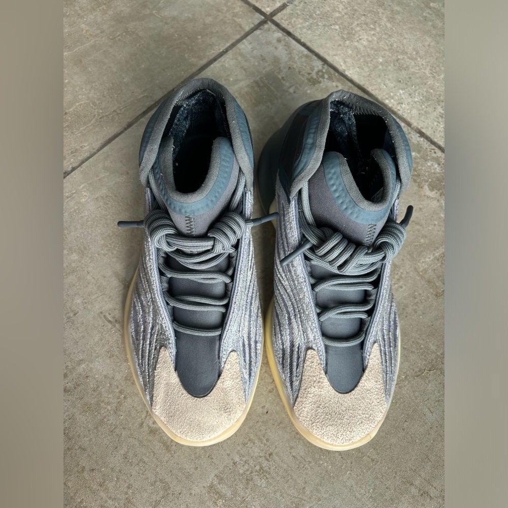 Men's Adidas Yeezy Quantum Mono Carbon Sneaker, size: 9